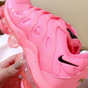Brand new vapor max hot pink!! Size 7